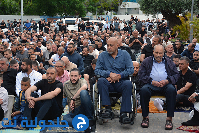 اهالي جلجولية يؤدون صلاة عيد الاضحى في ساحة مسجد الروضة في جلجولية 